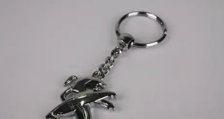 Брелок Peugeot (хромированный) AUTOTECHTEILE PE2